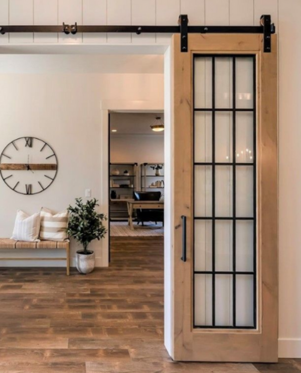 Detail Pintu dengan Pegangan Logam Bergaya Rustik